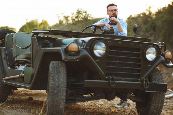 Un bețiv vede un jeep pe care scria 4×4
