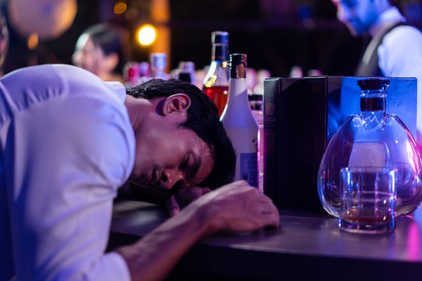 Un tip, rupt de beat, pipăie mașini într-o parcare