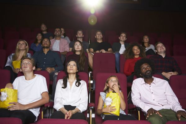 Un bărbat este „târât” de soție, la cinema