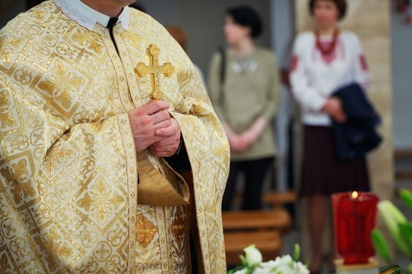 Dorel, bețivul satului, merge la slujba de duminică