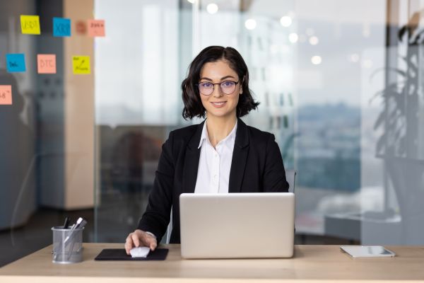 – Sunteți noua secretară a soțului meu? 