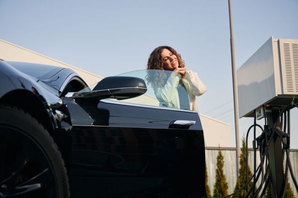 Lângă un Rolls-Royce aflat la semafor frânează un Matiz cu geamuri negre