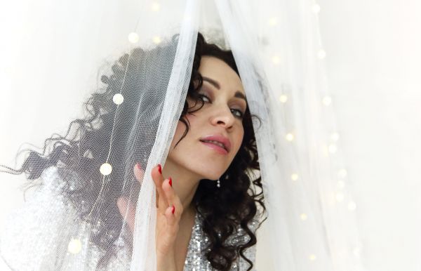 Mirele şi mireasa nu erau foarte tineri şi nici foarte frumoşi.