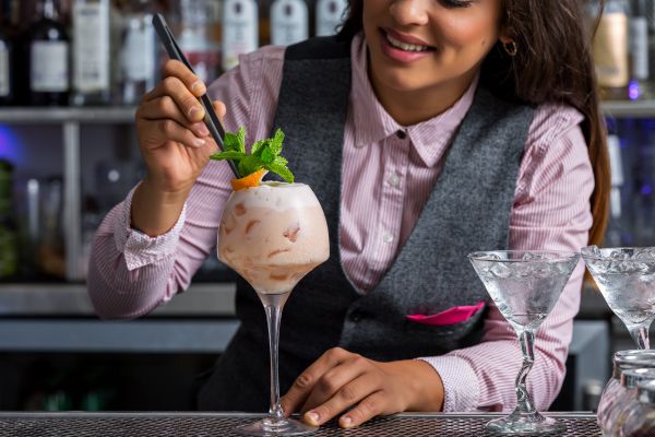 Bulă intră în bar și întreabă: – Ce cocktail îmi recomandați?