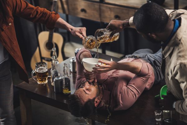 Un bețiv râgâie în fața unui cuplu
