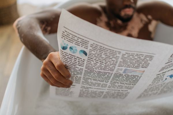 Soțul și soția citesc fiecare un ziar