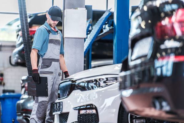 – V-am adus BMW-ul să-l verificați!