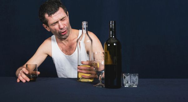 Doi bețivi prin pădure, la o plimbare nocturnă