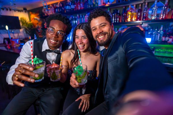Bulă vede o tipă simpatică la bar