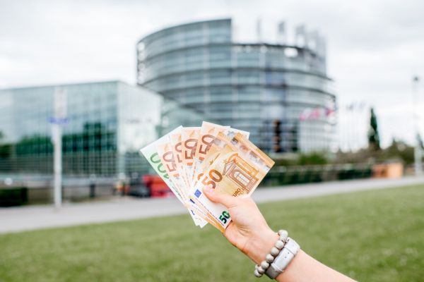 – Îți dau 20.000 de euro!
