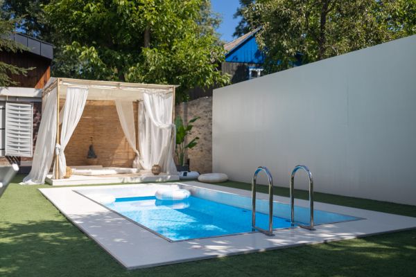 – Vreau și eu un conăcel, acolo, cu 100 mp, teren de tenis, piscină etc.