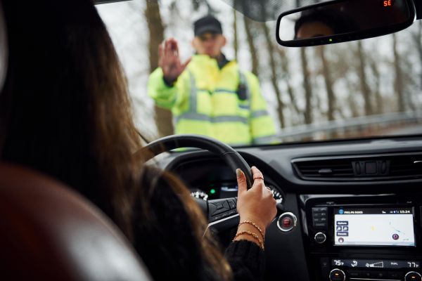 – Ați depășit viteza legală. Permisul, vă rog!