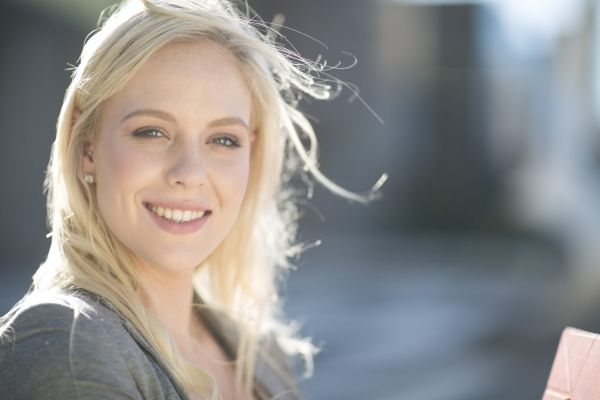 O blondă merge la doctor, susținând că o doare tot corpul