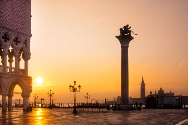 -Luna viitoare plec la Veneția