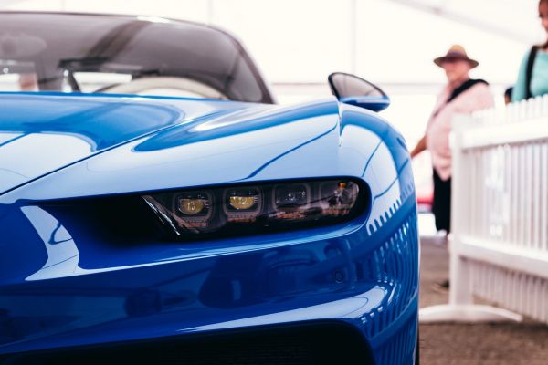 Conversația hilară dintre un șofer cu Logan și unul cu Ferrari