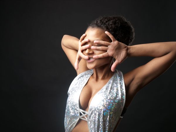 - Bulă, am auzit că soţia ta s-a angajat