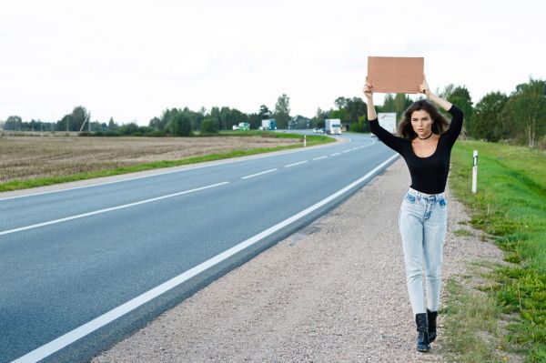 O tânără frumoasă din Pitești făcea autostopul