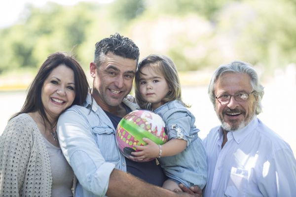 O soacră își consolează ginerele