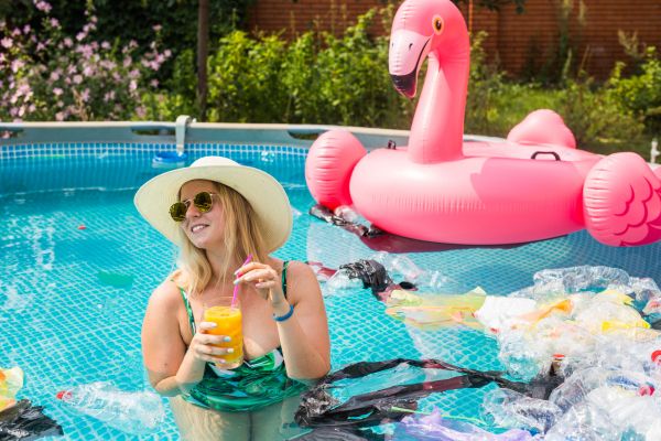 O tipă primește amendă la piscină