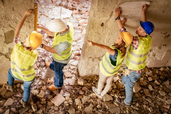 Discuție între un zidar, un zugrav și un electrician pe șantier