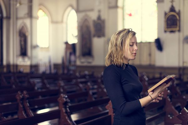 Alinuţa vine în fustă la biserică