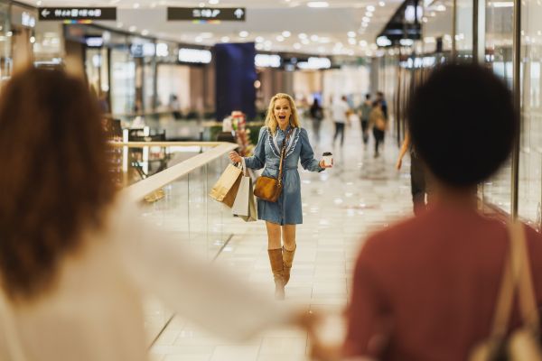 – Cine e tipa cu care erai în mall?