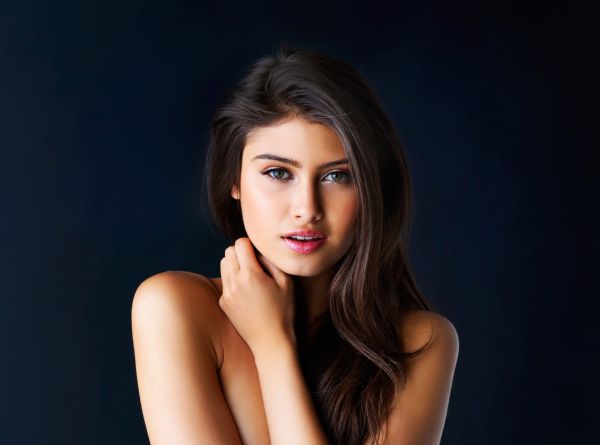 O femeie se întoarce din vacanță. Seara în pat șoptește