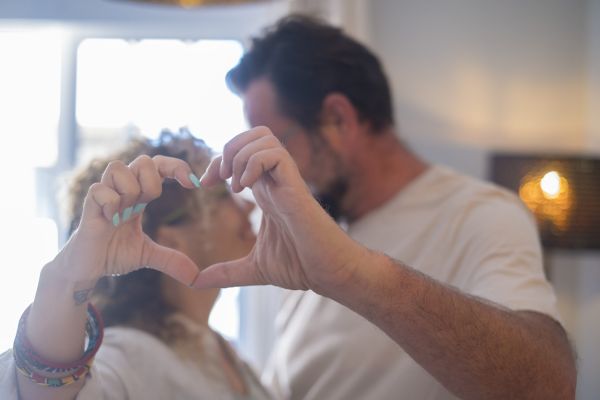 Soția se plânge: – Tu de ce nu ești romantic ca alți bărbați?