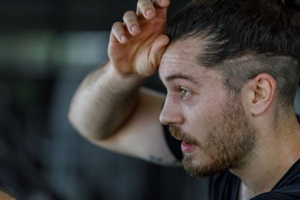 – Salut măi Vasile, dar unde mergi așa grăbit?