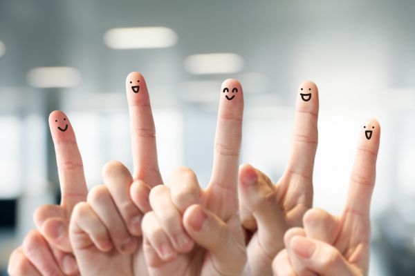 – Domnule doctor, mă dor toate degetele!