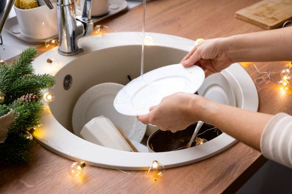 Vasile își sună soția: „Hei, pregătește apa caldă!”