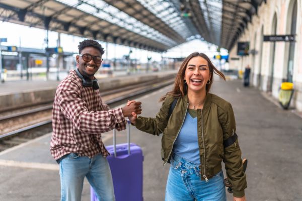Un bărbat spune bancuri în tren