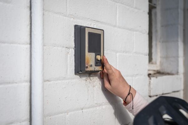 – E acasă soțul?