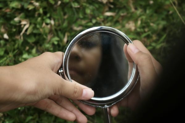 Doi poliţişti găsesc o oglindă