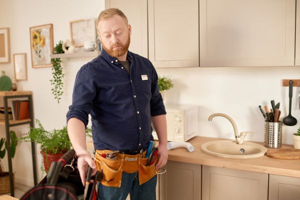 Un tip caută de zor instalator