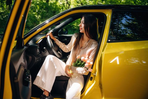 – Auzi, mașina asta frumoasă e a ta?