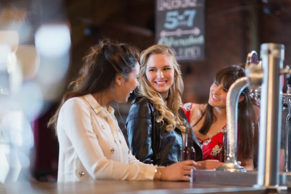 -Ce bea doamna de la masa alăturată?