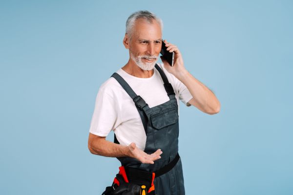 După un chef prelungit, Bulă ajunge acasă și își apelează șeful