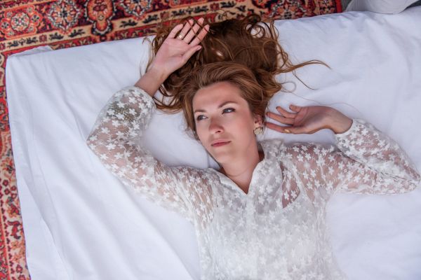 Maria în pat, dezbrăcată. Vine Ion