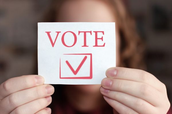 O doamnă revoltată la coadă la vot