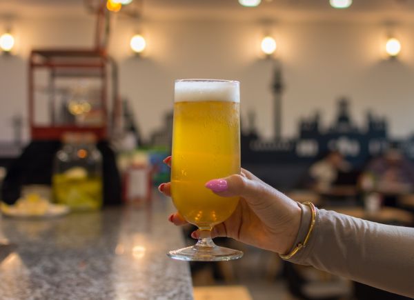 Bulă iese la o bere cu noul lui vecin chinez