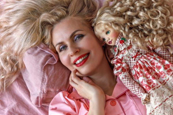 – Ești foarte frumoasă, păpușică!