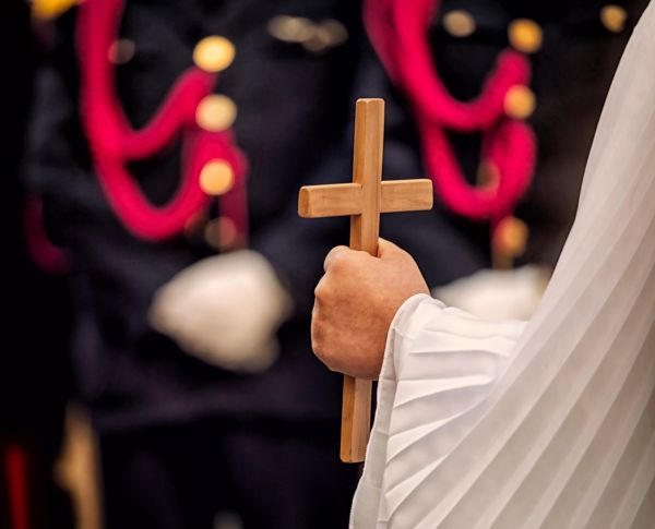 Un preot și un polițist erau împreună pe stradă