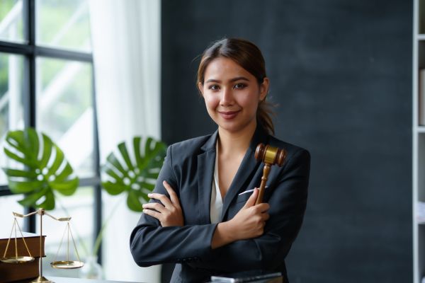 - Ți-aș putea recomanda o avocată bună