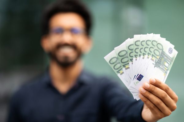 Soțul darnic și sutele de euro