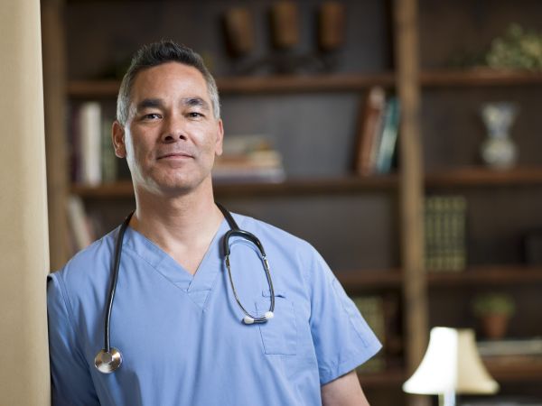 La doctor: – Întoarceți-vă spre geam și scoateți limba