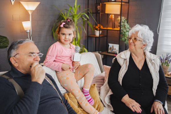 - Nu mai lăsaţi copiii să stea prea mult timp cu bătrânii