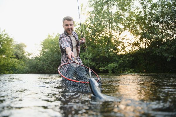Un tip merge la magazinul cu ustensile de pescuit