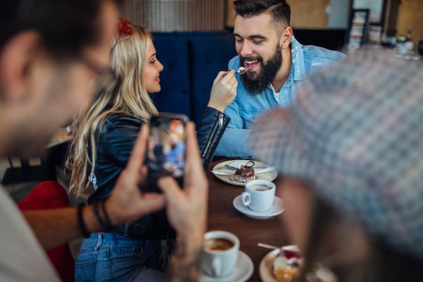 Se întoarce fata de la întâlnire