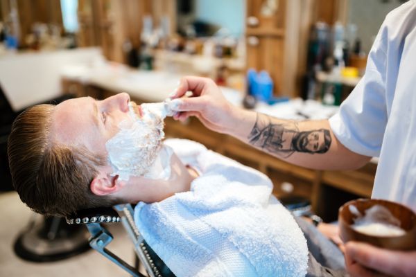 Bulă vrea să se bărbierească